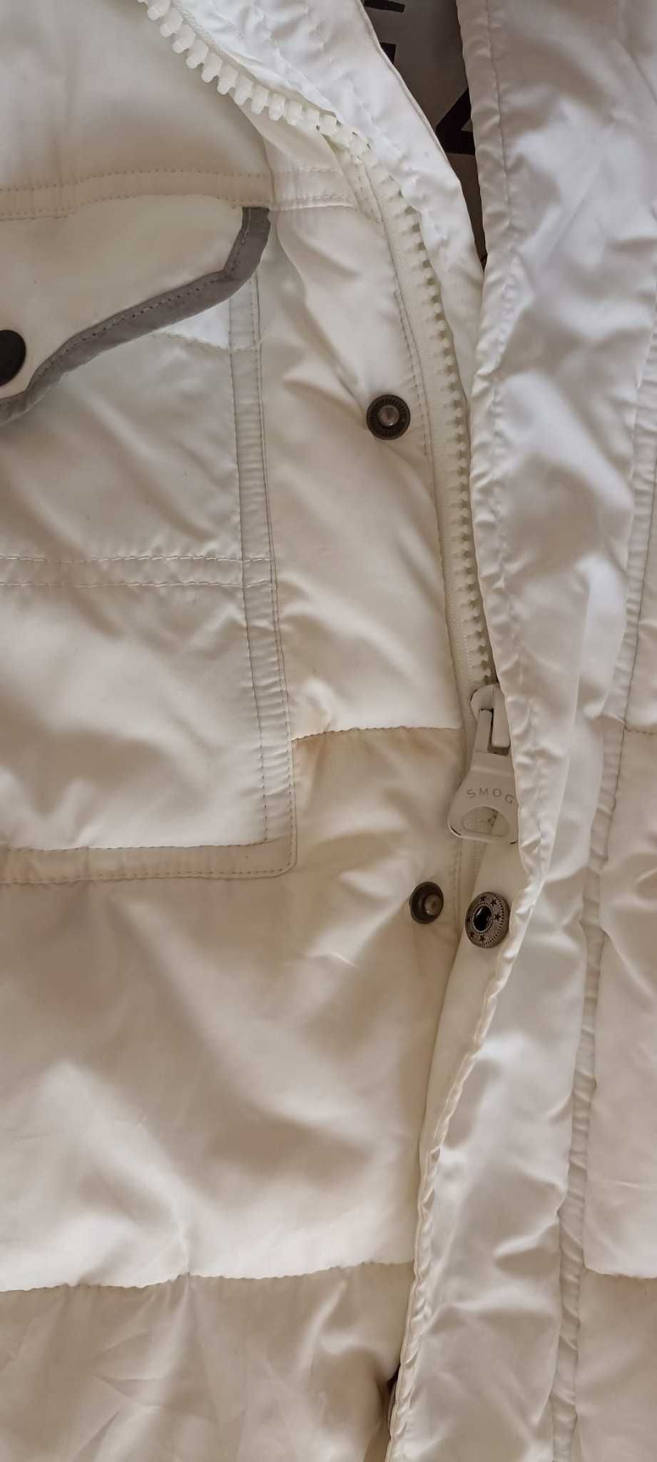 Casaco acolchoado branco com capuz destacável