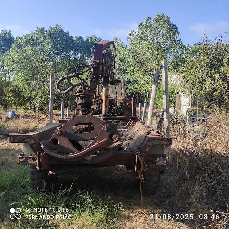 Trator com grua florestal