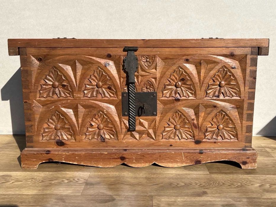 Drewniana skrzynia z litego drewna
