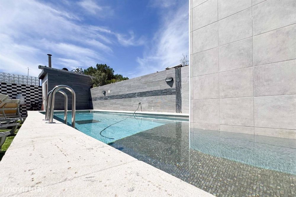 Vende-se Moradia T2 em Rio de Mouro Velho