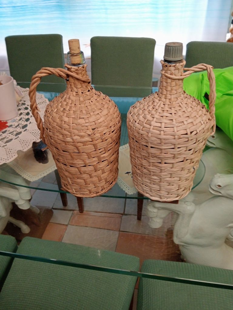 Garrafões empalhados