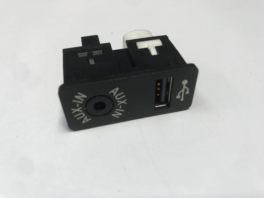 Port USB BMW e90 e60 e90 f30 f20 f10 X1 x5 x6 OEM