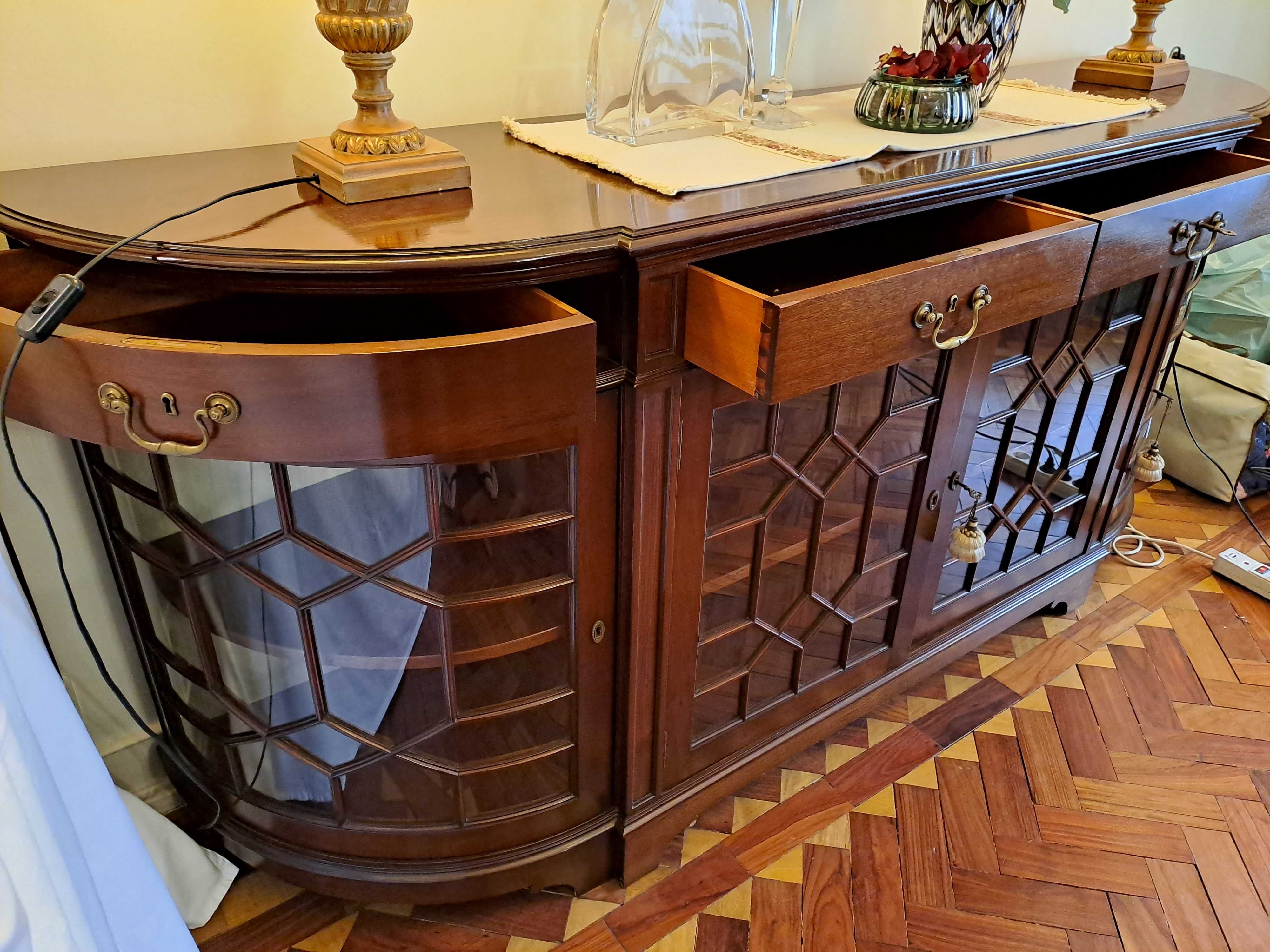 Magnífico Aparador / Sideboard / Cristaleira