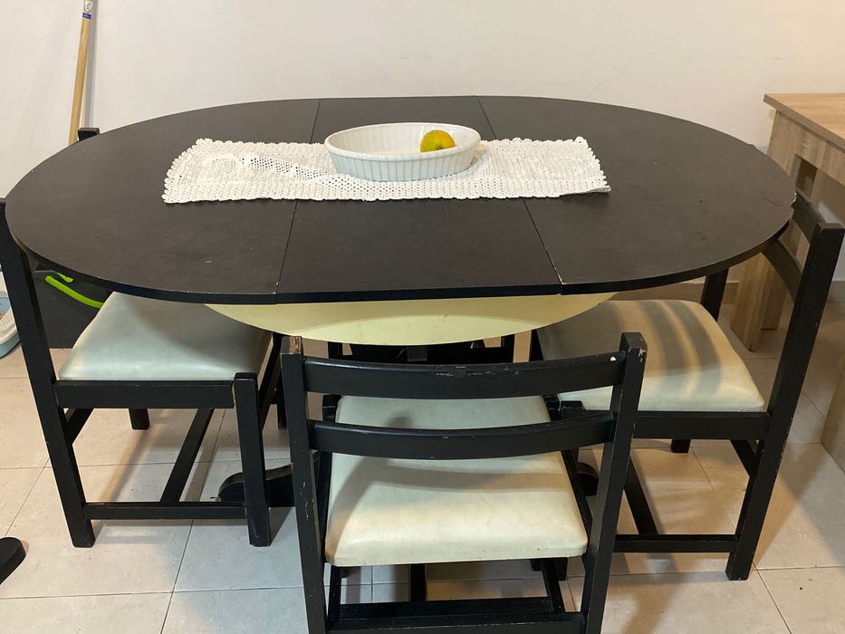 Mesa de jantar + Quatro cadeiras