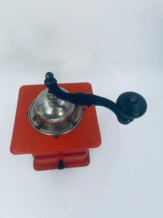 Zabytkowy młynek drewniany C.A.L