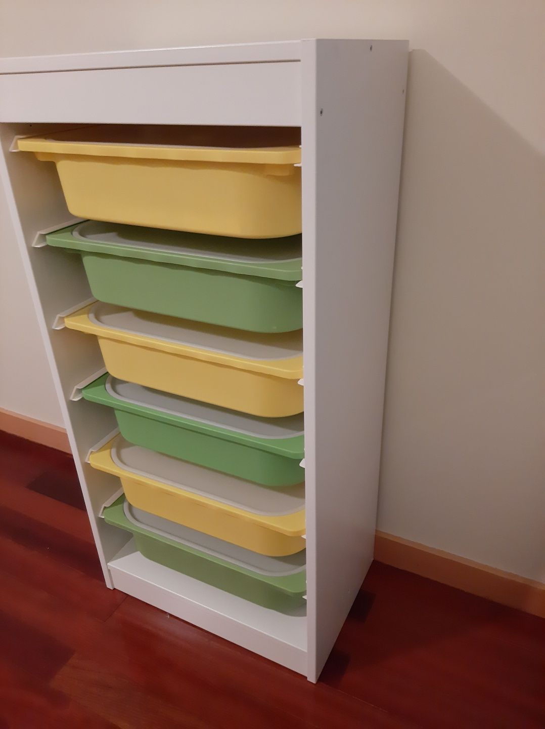 Estante com gavetas coloridas