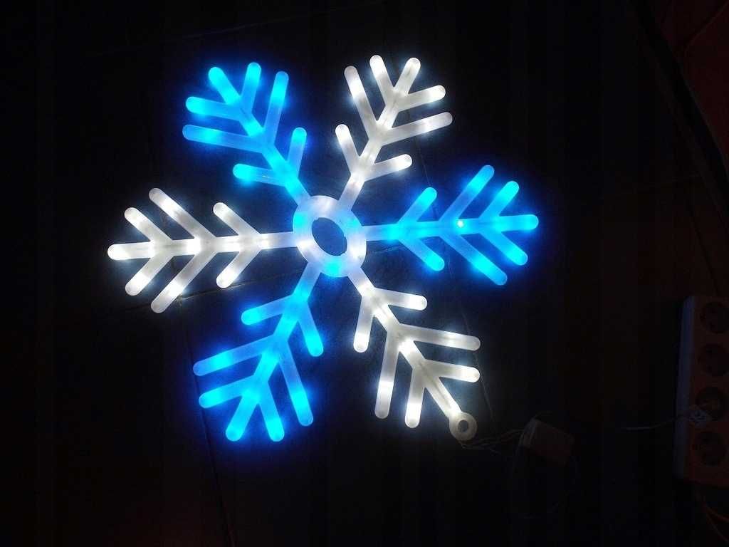 Wisząca ozdoba LED ŚNIEŻYNKA 57 CM biało- niebieska Płatek śniegu