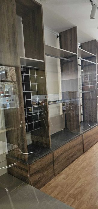 Módulos de arrumação, balcão de vendas e mesa de ótima qualidade