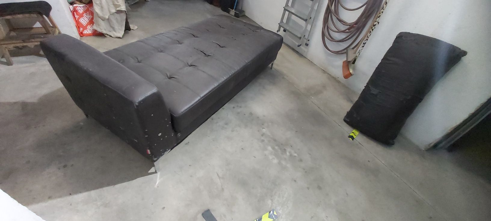 Sofá chaise long excelente para restaurar