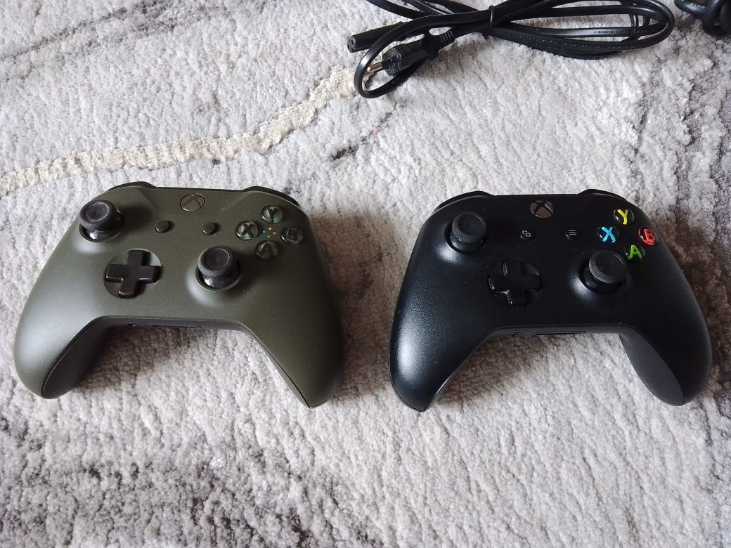 Xbox One S 1tb + 2 pady