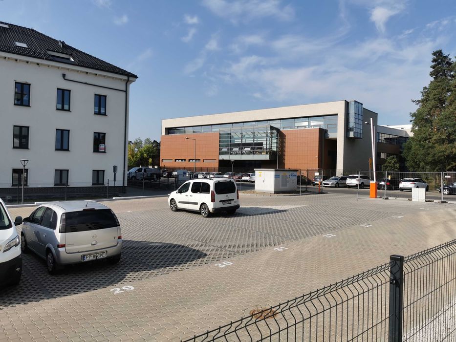 Kawalerka z ogródkiem, i widokiem na panoramę miasta
