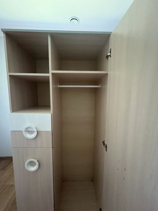 Szafa biało-drewniana