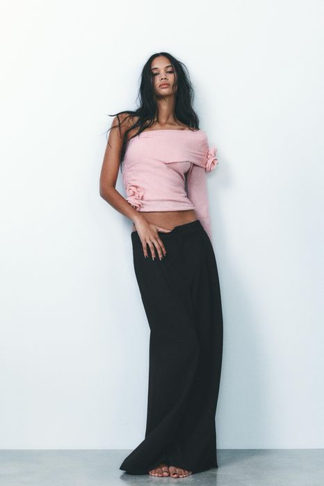 Асиметричний светр топ на одне плече з трояндами zara