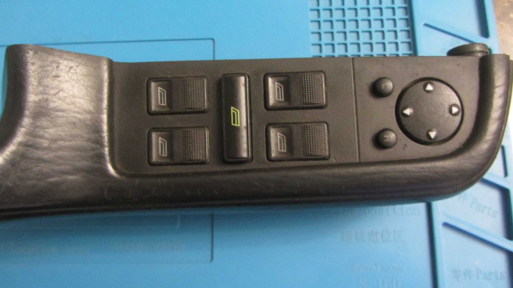 Внутрішня ліва ручка під ЕСП та електродзеркала в зборі Audi 80 B4.