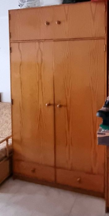 Armário, sofá e mesa de cozinha