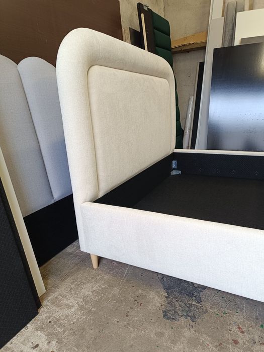 Łóżko tapicerowane na wymiar półokrągłe baranek boucle producent