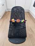 Leżaczek Babybjorn z zabawką