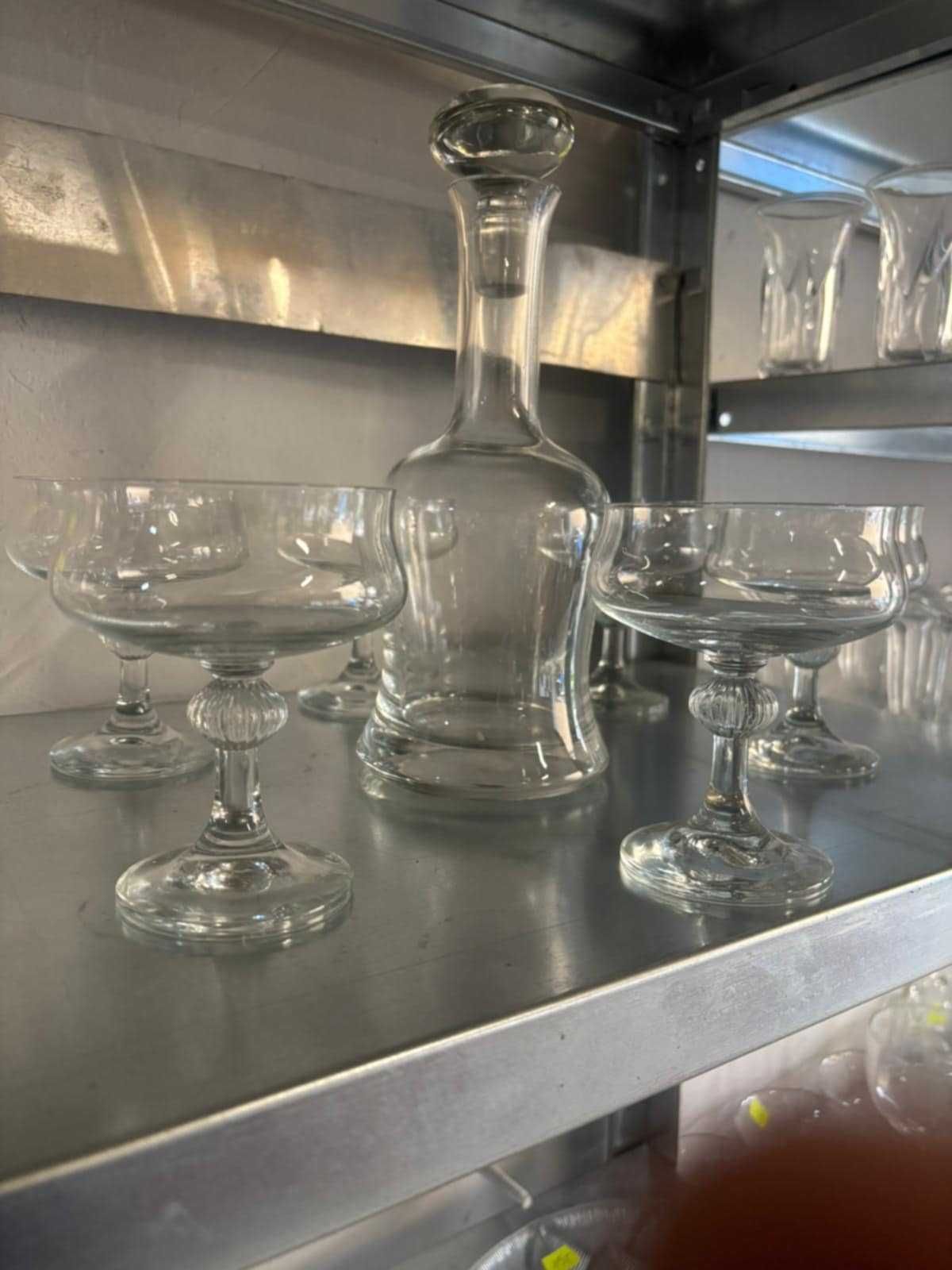 Szklany zestaw: karafka + 6 kieliszków – eleganckie szkło