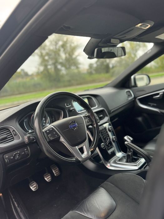 Volvo v40  r-design 1.6 diesel