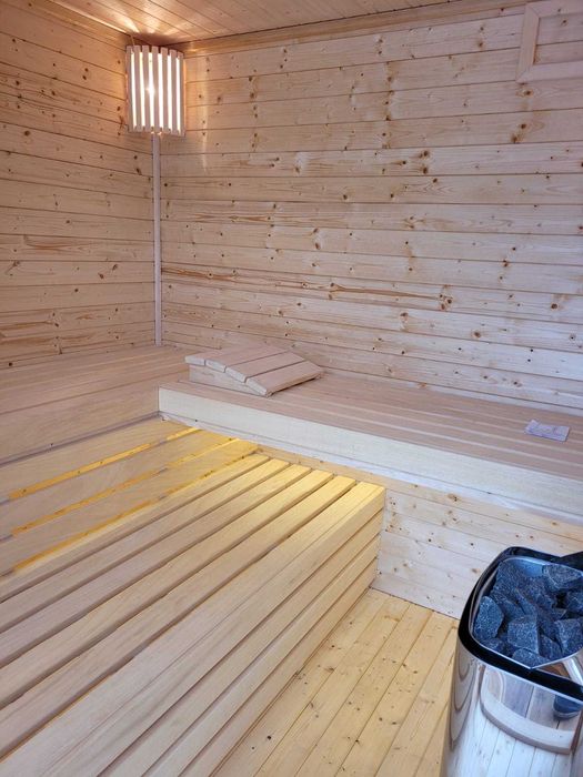 sauna ogrodowa z miejscem na balie, nowoczesne spa zewnętrzne premium