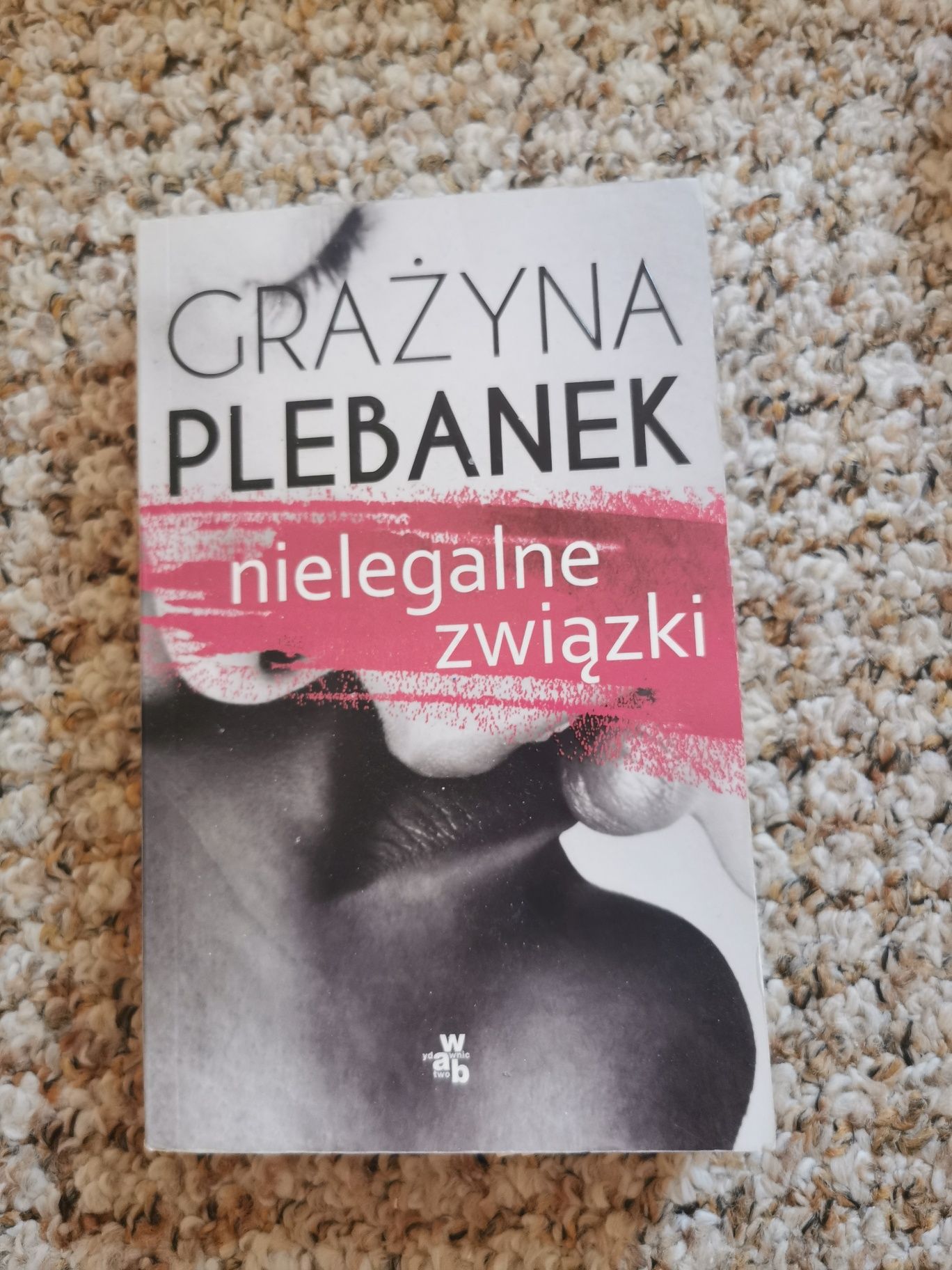 Sprzedam książkę "nielegalne związki"