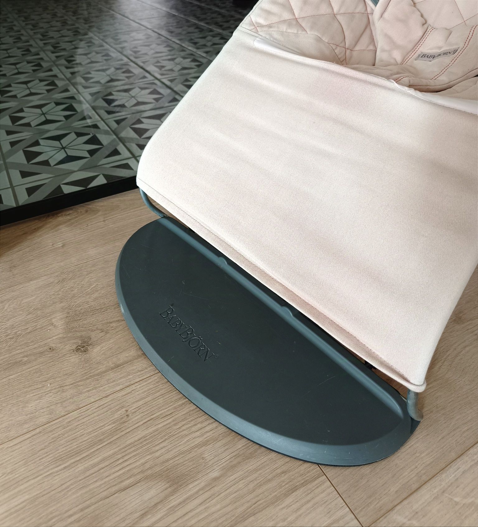 BABYBJORN - leżaczek BLISS Antracytowy w kolorze zgaszony róż