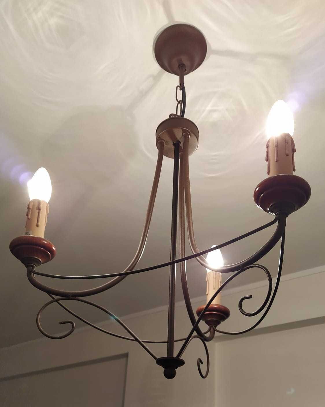 Candeeiro de teto com lâmpada em forma de vela