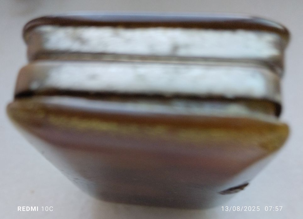 Caixa antiga para comprimidos feita em África