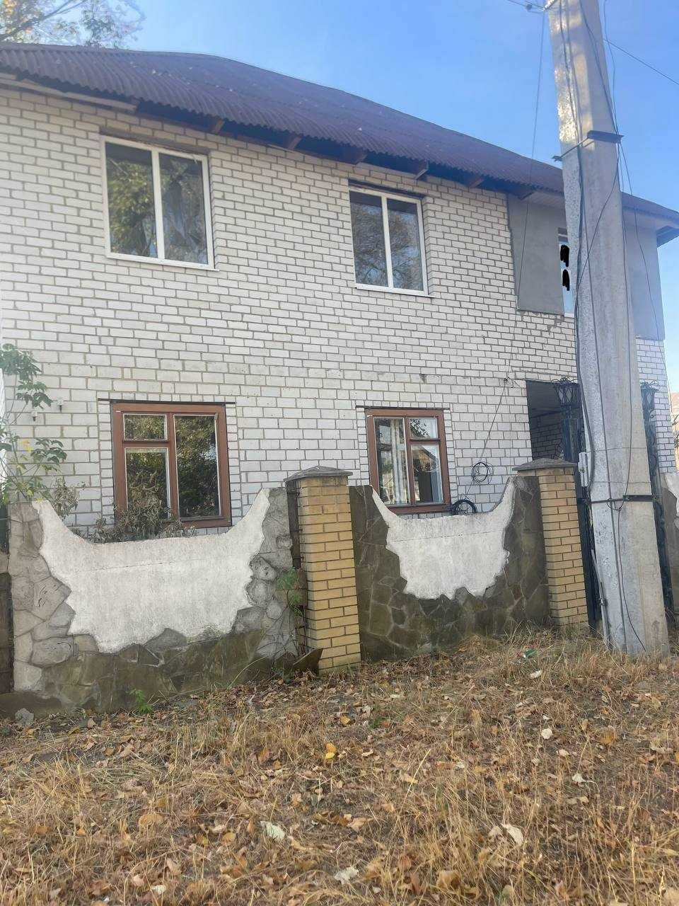 2 поверховий цегляний будинок у центрі Дергачів, 7 км від Харкова.