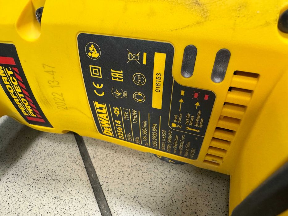 DeWalt Młotowiertarka Młot SDS-MAX 10,5J 1350W w walizce D25614K