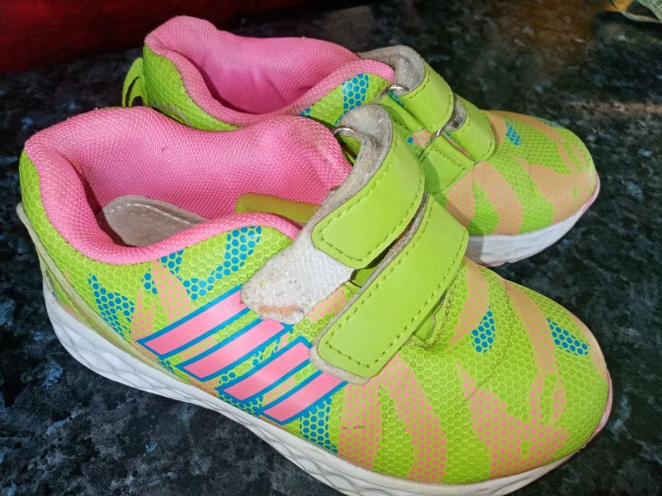 Продам кроссовки для девочки