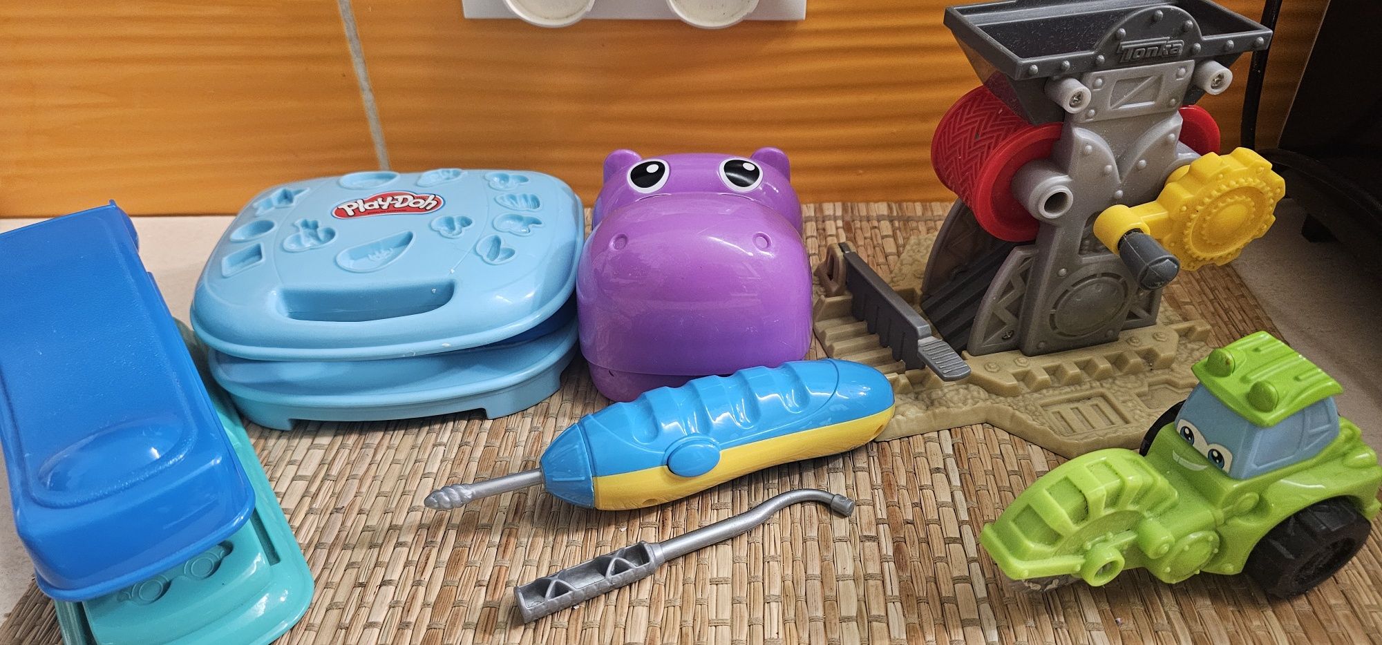 Zestaw play doh ciastolina+ narzędzia