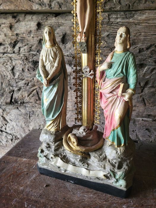 Piękny krzyż z figurami Maryja I Święty Jan pasyjka