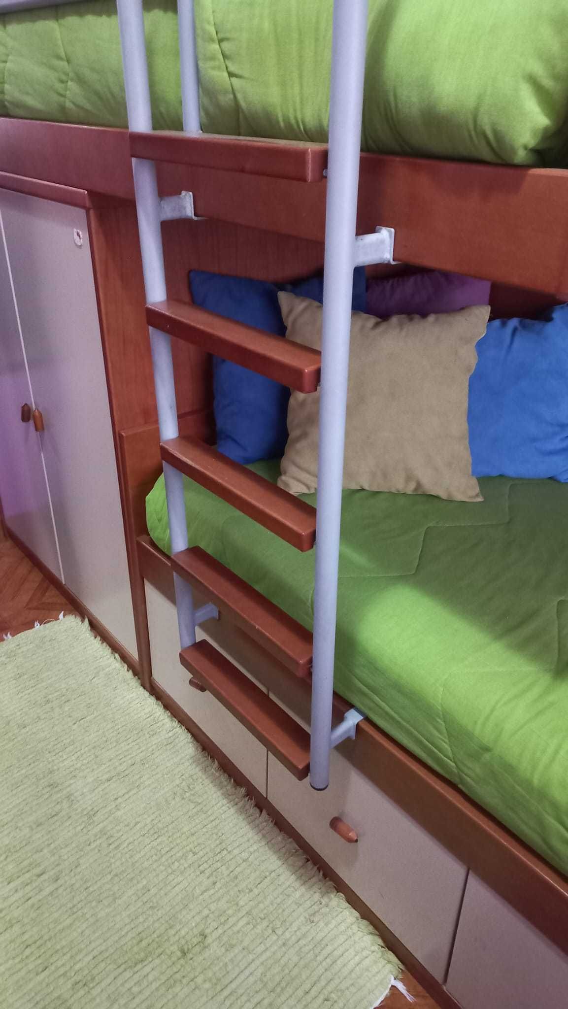 Quarto Beliche com gavetas e guarda roupa