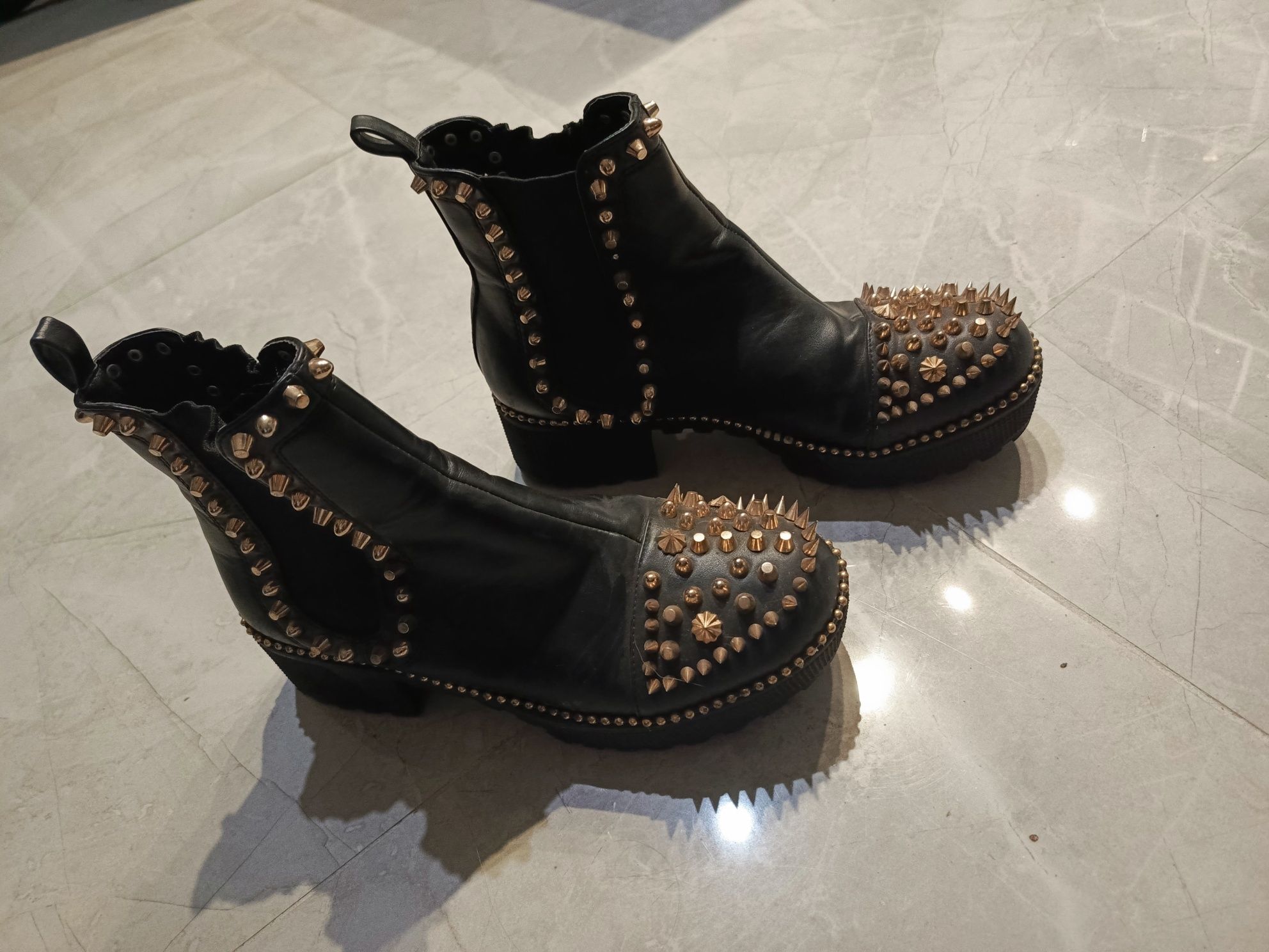 Buty emo goth alternative metal czarne z ćwiekami złotymi obcas traper