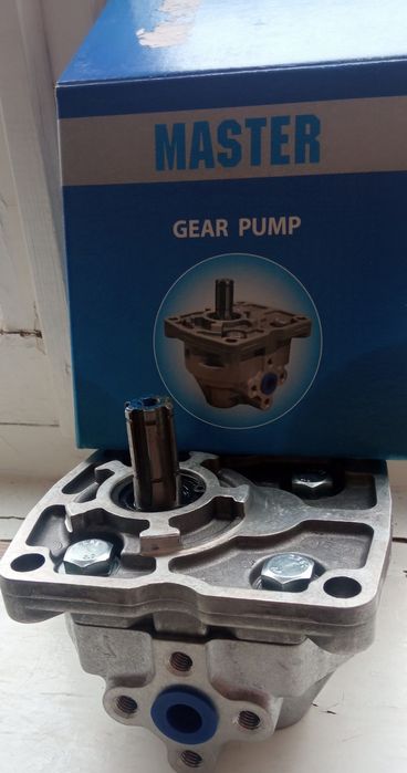 Насос шестеренный  НШ-10 (6 шлиц. правый)