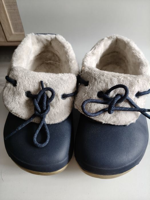 Crocs com pêlo Novas