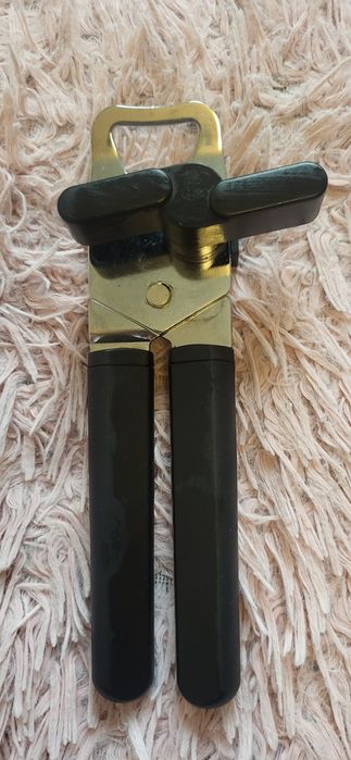 Otwieracz do puszek i butelek.