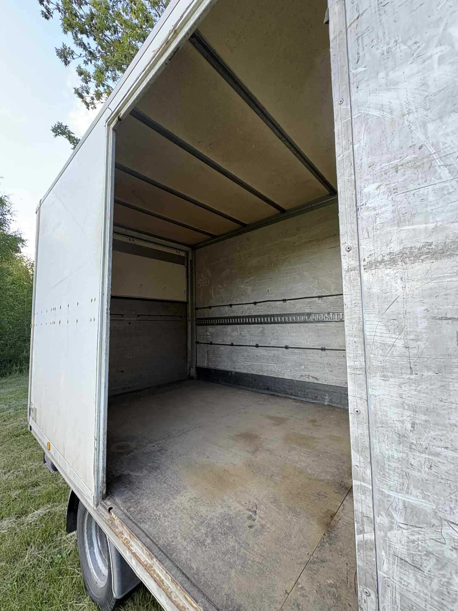 Iveco Daily 35C12 z kontenerem i winda