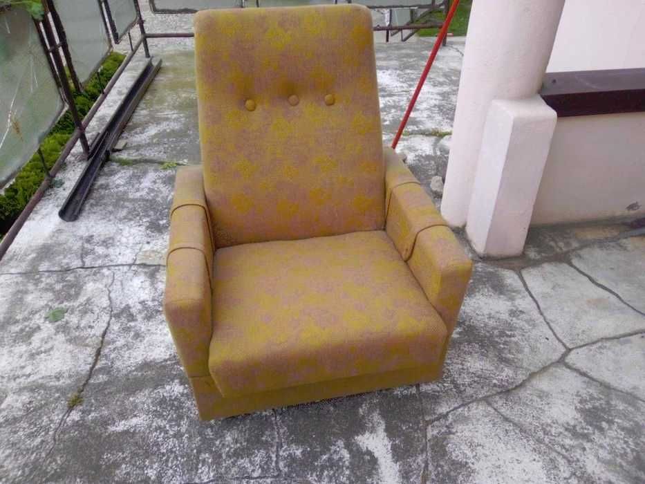 Fotel na kółkach fotele PRL materiałowy wzór żółty złoty materiał