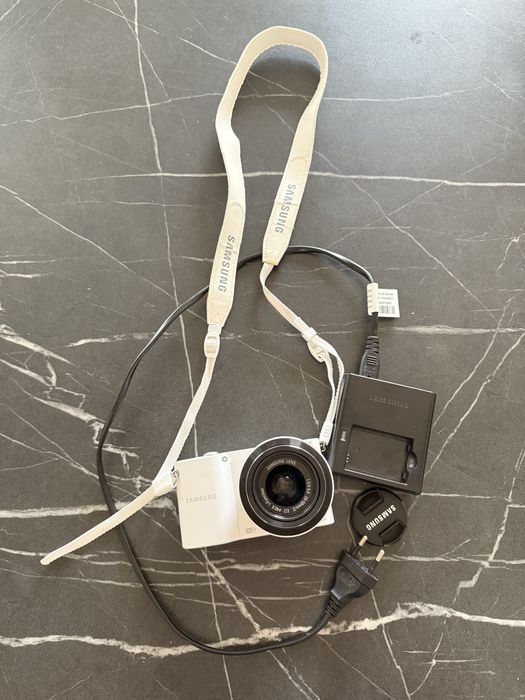 Samsung NX100 - Bezlusterkowiec