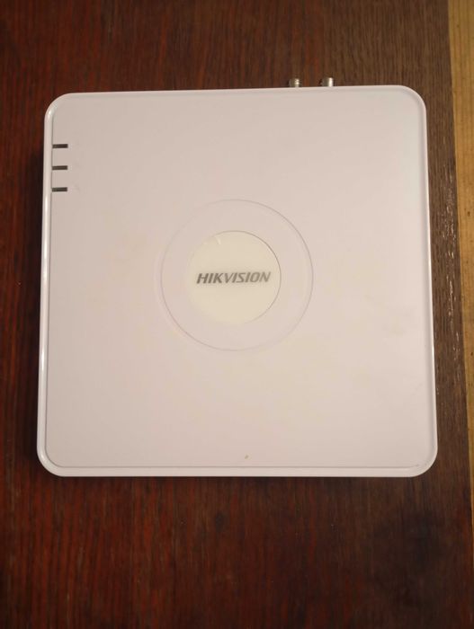 Відеореєстратор Hikvision DS-7104HQHI-K1 + кольорова камера  Hikvision