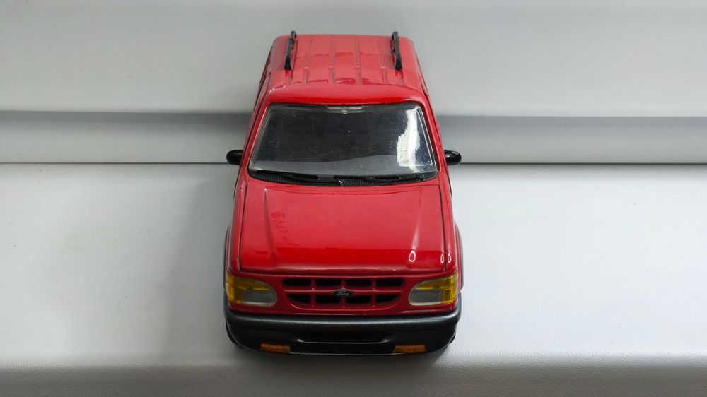 Модель, машинка Ford Explorer sport 1997 1.24 Motormax