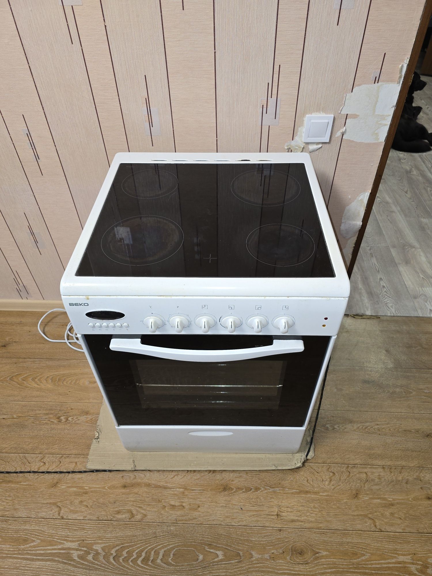 Електроплита BEKO.