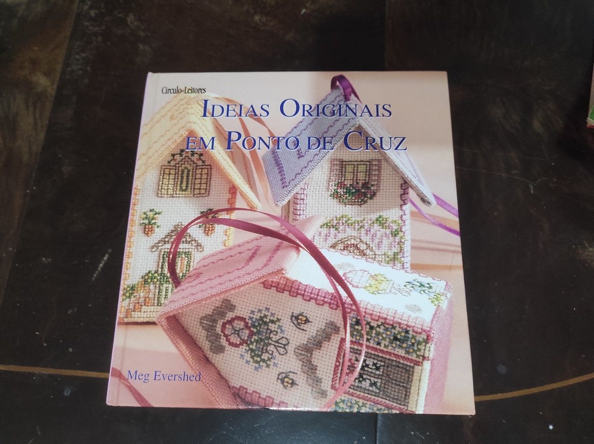 Livro de Ideias Originais em Ponto Cruz.