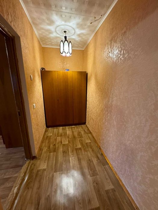 1к, озерна , середній , поверх, поруч озера , мінімальне оформлення