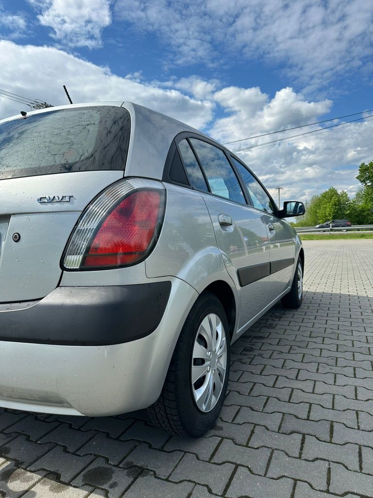 Samochód Kia rio 1,6 benzyna 
jeden komplet kół zimowe 
2 właściciel w