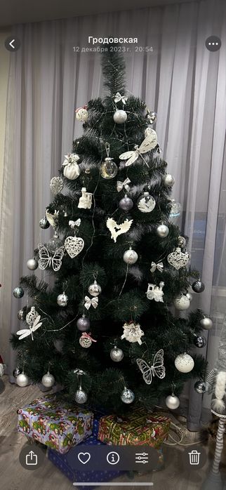 Ёлка с игрушками