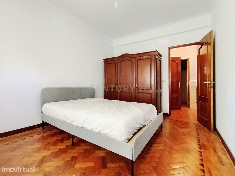 Apartamento T3, 2 WC, na Madre de Deus, para remodelar