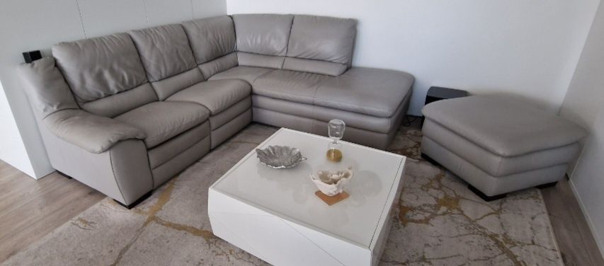 Sofá canto (chaise long) com puff Divani&Divani super confortável